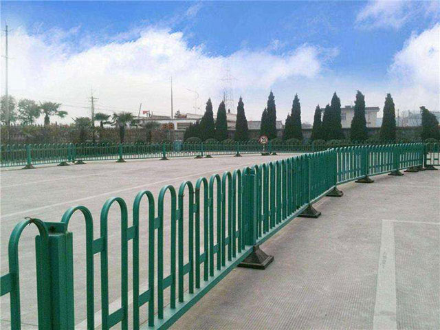 厂家生产锌钢道路护栏