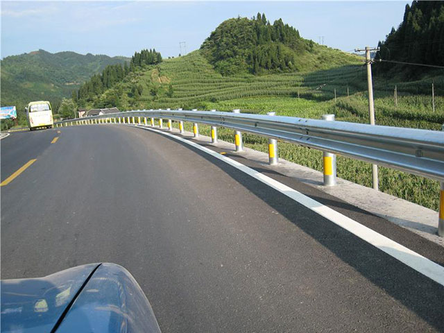 高速公路护栏立柱标准