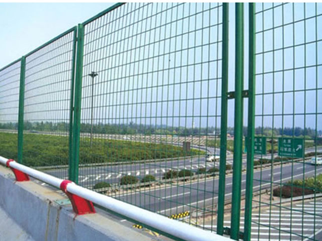 光伏发电护栏网施工方案